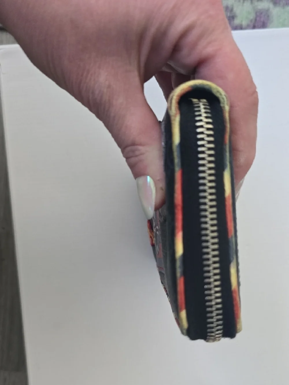 Gucci Black Logo Zip-Around Wallet with Rainbow UFO Patch - Picture 5 of 10